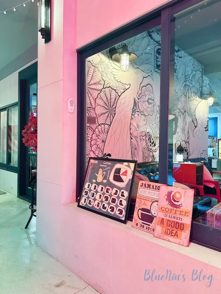 Liberbox Coffee 自由溫室 韓風霓虹燈沙發座位區景色